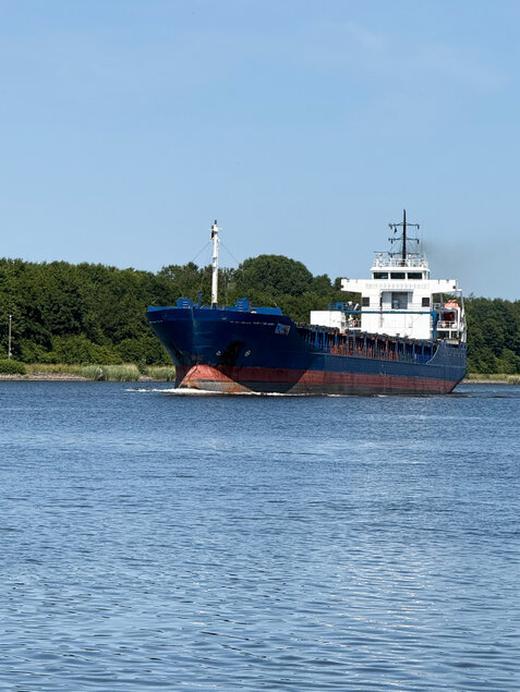 Ein kleines Containerschiff fährt üner den Nord Ostsee Kanal 