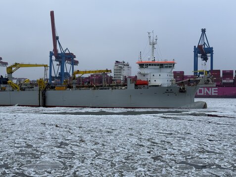 Dicke Eisschollen treiben auf dem Fluss