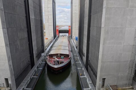 Ein Binnenschiff im Schiffshebewerk