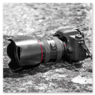 Eine Kamera liegt auf einer Mauer aus Stein