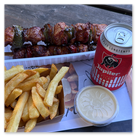 Ein leckeres Schaschlik, Pommes & ein kühles Bier