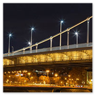 Ein Foto einer Brücke bei Nacht