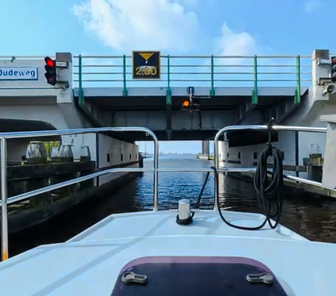 Boot vor einer niedrigen Brücke