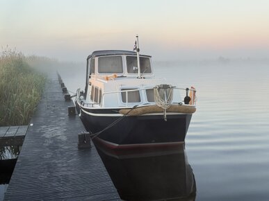 Ein angelegtes Boot an einem Marrekrite Steg