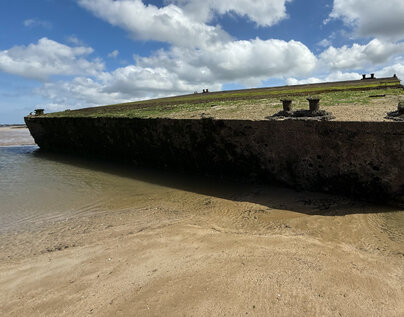 Fragmente eines Mullberry Hafens in Arromanches Fragmente eines Mullberry Hafens in Arromanches