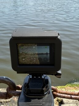Eine Action Kamera ist auf das Wasser ausgerichtet