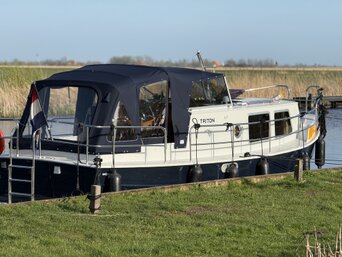 Sport Boot am Anleger in der Natur