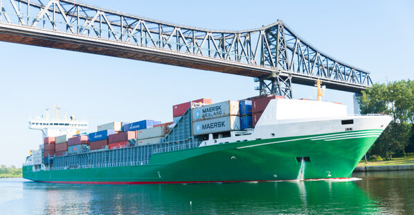 Frachtschiff unter der Hochbrücke Rendsburg NOK