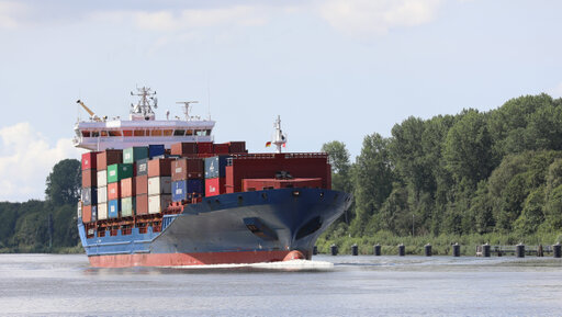 Frachtschiff befährt den NOK